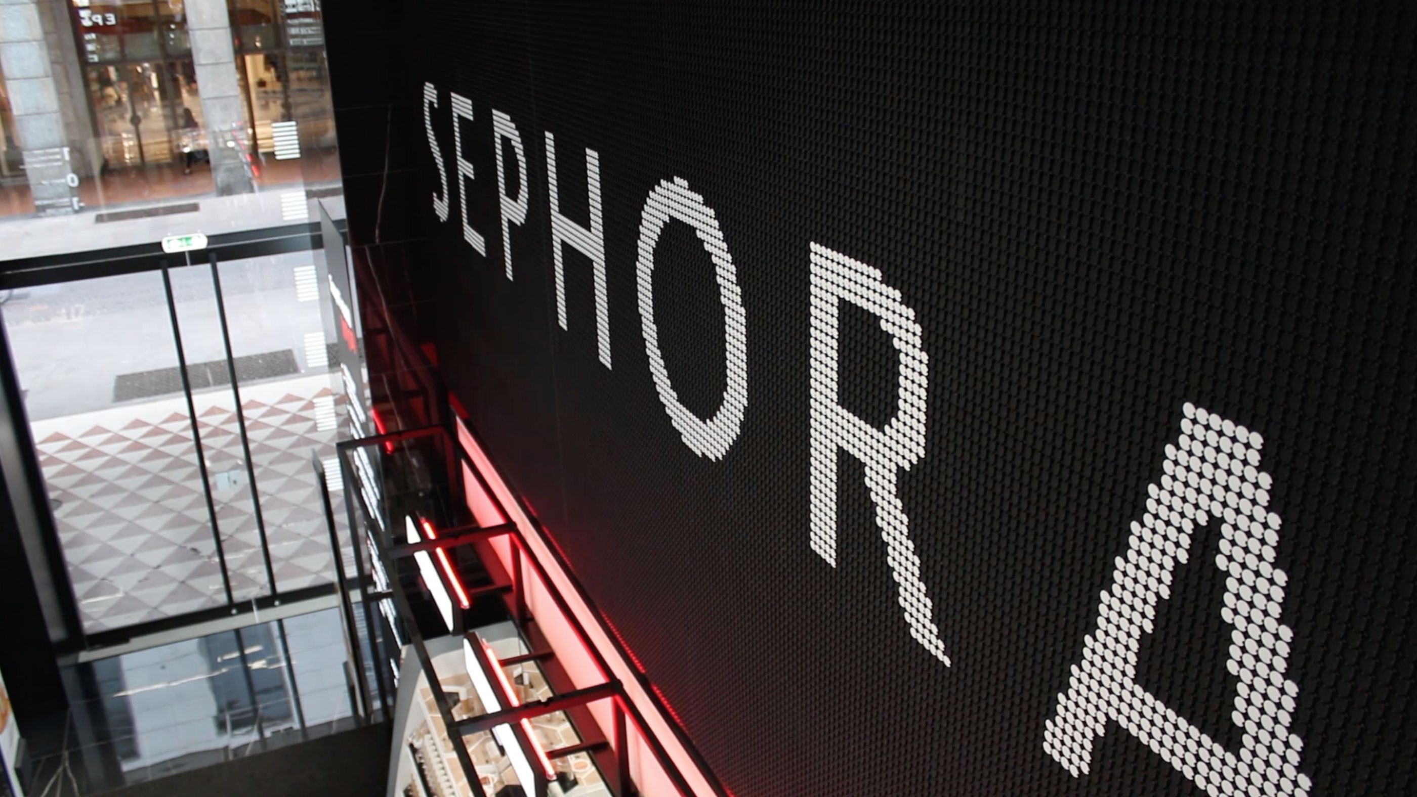 Restyling interattivo per il flagship store di Milano